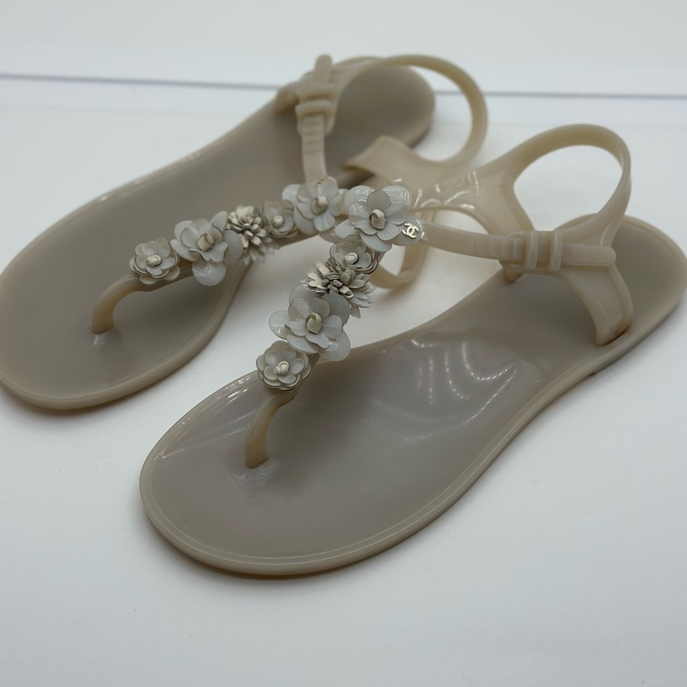 CHANEL beige rubber thong sandals ! Size 39. Very good condition !